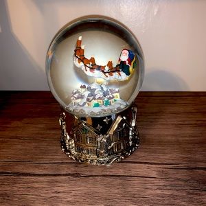 Wallace Silversmiths Christmas snow globe